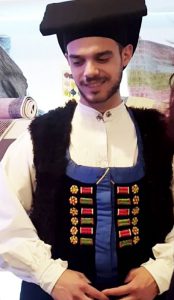 Un uomo indossa uno dei tipici abiti tradizionali in Sardegna