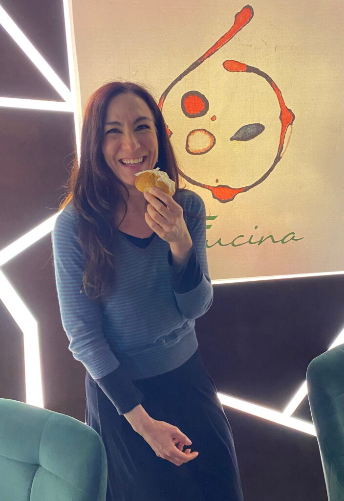 Candy Valentino assaggia un Romanozzo